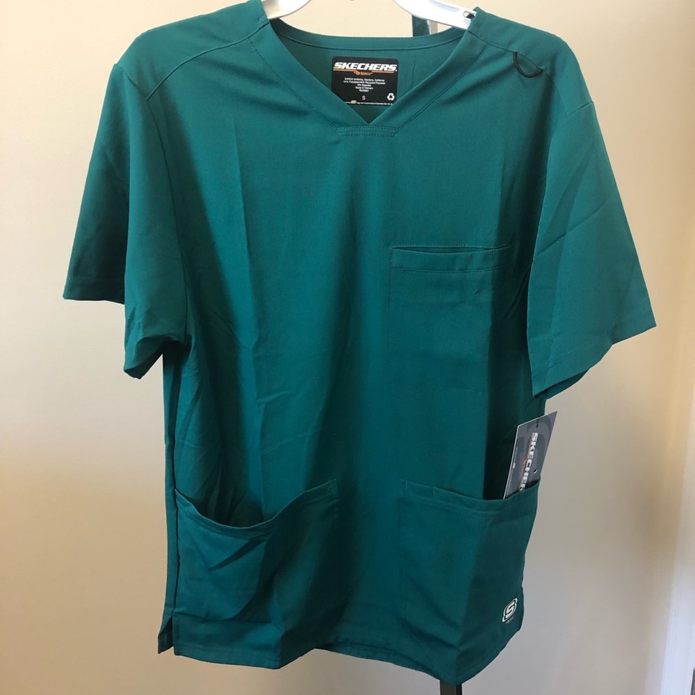 Barco Skechers Mens scrub top in hunter. NWT. Multiple sizes available.
